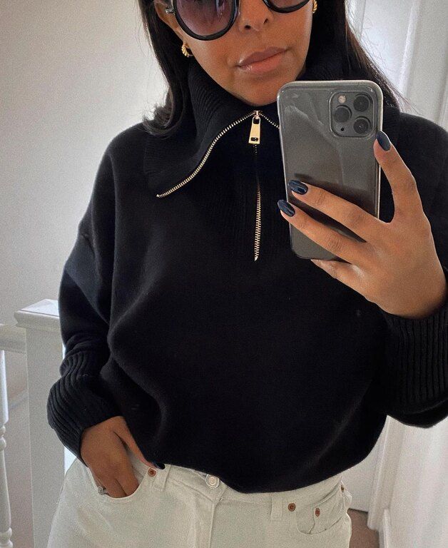 Sleek:
Ένα απλό μαύρο half-zip πουλόβερ μπορείς να το φορέσεις εύκολα σε μια βραδινή έξοδο αν το συνδυάσεις με ένα καλό παντελόνι, και αρκετά αξεσουάρ. @kayleigh_rebekah