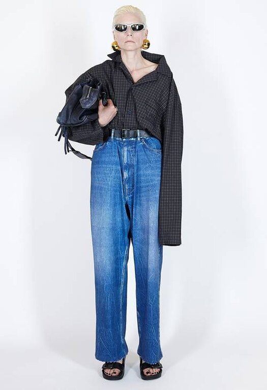 1. Εδώ, σε αυτό το cool look του οίκου Balenciaga, βλέπουμε ένα καρό, oversized πουκάμισο, μέσα από το ψηλοκάβαλο baggy jean.