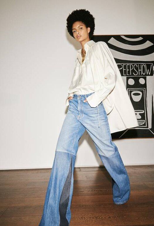 3. Σε αυτό το look της Victoria Beckham, βλέπουμε ένα άσπρο πουκάμισο μέσα από το μπροστινό μέρος του baggy jean της.