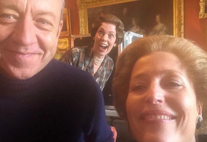 O λόγος για την Gillian Anderson η οποία υποδύεται τη Margaret Thatcher στο "The Crown". Mία ερμηνεία που έχει τραβήξει την προσοχή του κοινού. Δίπλα της είναι ο πρώην πλέον σύντροφός της και δημιουργός της σειράς, Peter Morgan.