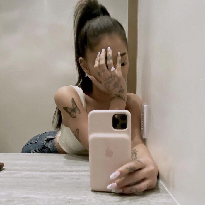 Η Ariana Grande αρραβωνιάστηκε ξανά και το μονόπετρο «βγάζει» μάτι!