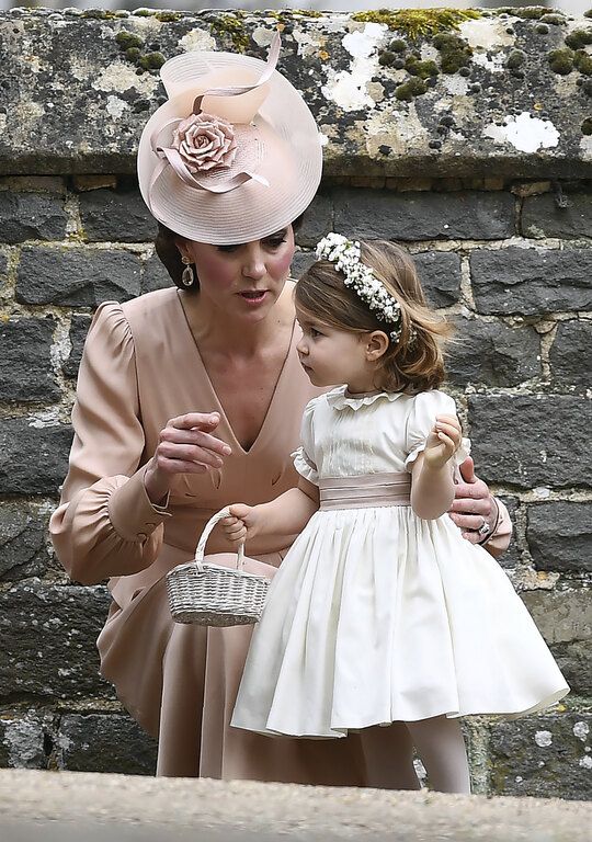 6. Η Kate Middleton και η κόρη της στον γάμο της Pippa Middleton και του James Matthews. (20 Μαΐου, 2017).