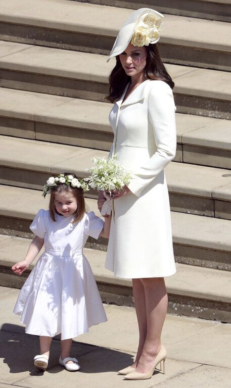 2. Η Kate Middleton με παλτό Alexander McQueen και η κόρη της με ένα φόρεμα Givenchy, στον γάμο του πρίγκιπα Χάρι και της Meghan Markle. (19 Μαΐου, 2018)