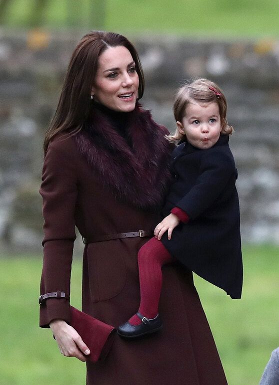 7. Η Kate Middleton και η πριγκίπισσα Charlotte την ημέρα των Χριστουγέννων στο Bucklebury (25 Δεκεμβρίου, 2016).