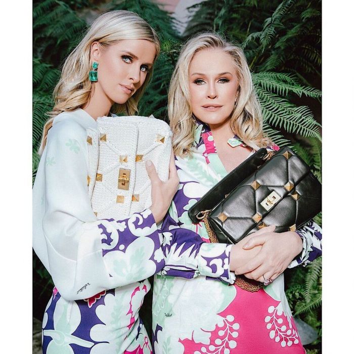 Η μαμά των Paris και Nicky Hilton μοιάζει με αδερφή τους