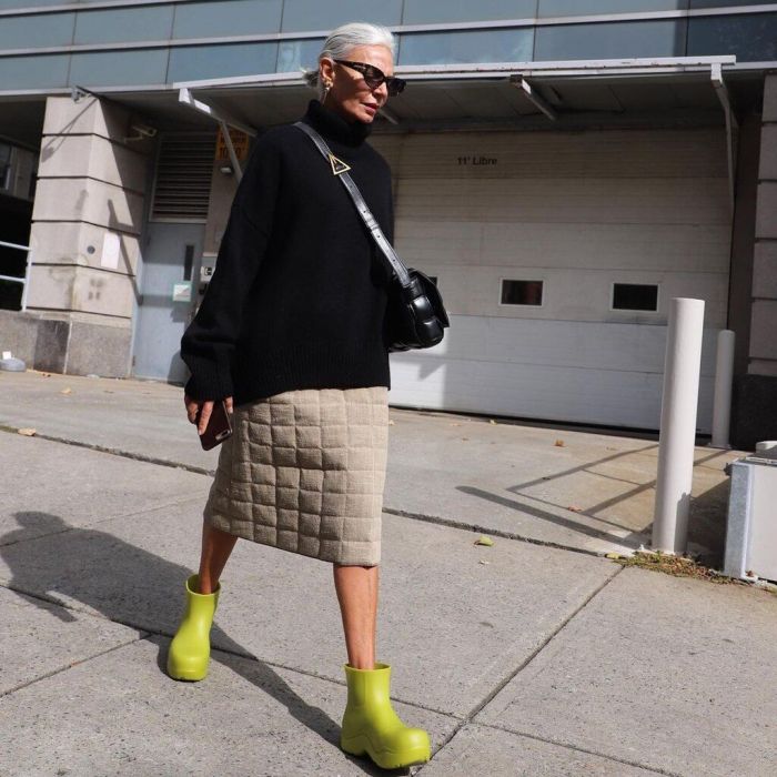 2# Αντί να δώσεις χρώμα στο look σου, με μία τσάντα για παράδειγμα, δοκίμασε να φορέσεις ένα ζευγάρι γαλότσες σε έντονο χρώμα. Να είσαι σίγουρη πως όλοι θα κοιτάνε τα παπούτσια σου. @greceghanem
