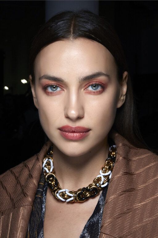Ναι, ένα πορτοκαλί eye look θα ήταν τέλειο ακόμα και τον χειμώνα.