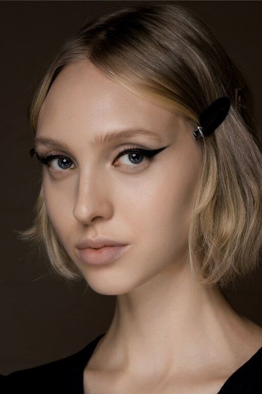 Ένα dramatic cat eye πάει με όλα, no?