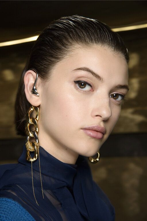 Sleek μαλλιά και eyeliner. Τελειότητα.