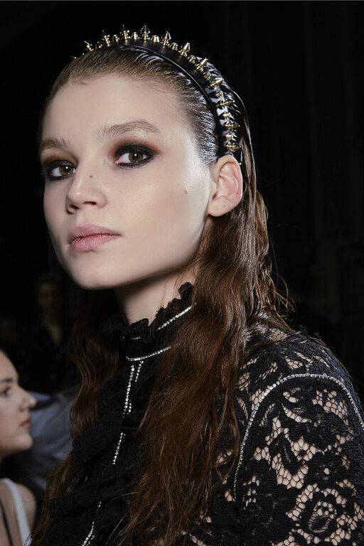Ένα punk rock total look θα μας άρεσε πολύ.