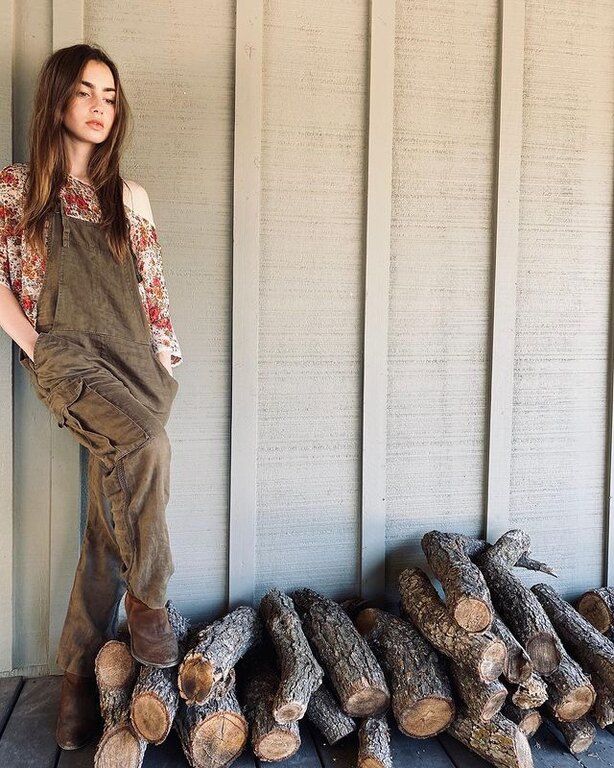 Ποτέ δεν είχαμε καταλάβει πως το κορμί της Lily Collins χωρίς ρετούς είναι κάπως έτσι...