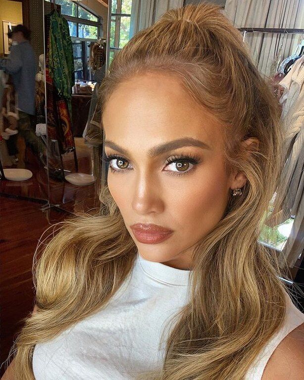 Με half-up, half-down ponytail, κυματιστά μαλλιά και το signature μακιγιάζ της, Σεπτέμβριος 2020