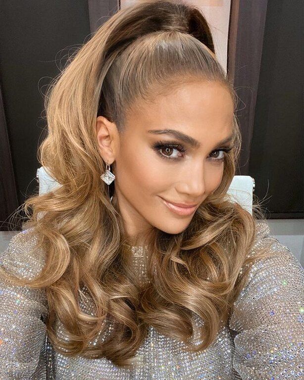 Με iconic high ponytail και nude glam make up, Νοέμβριος 2020