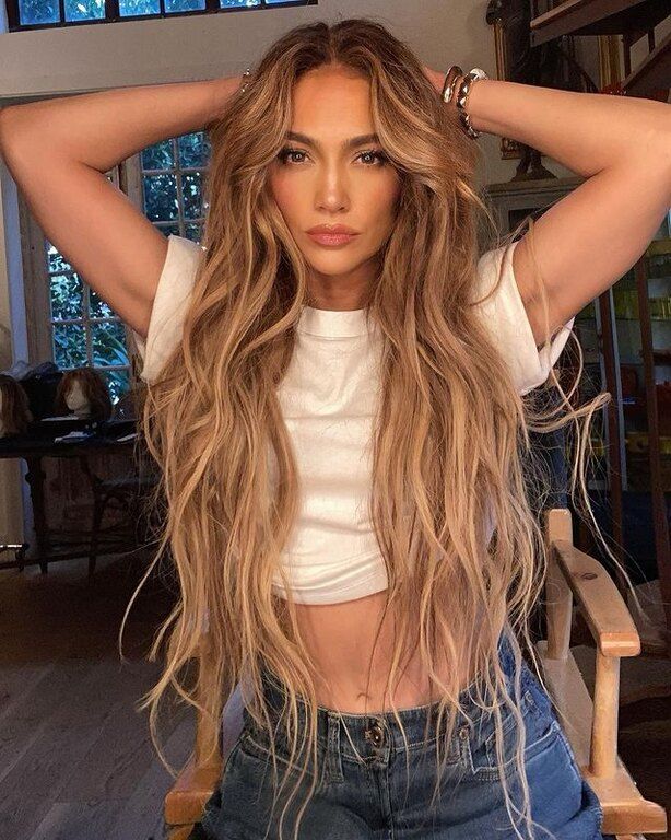 Με πολύ, πολύ μακριά μαλλιά, curtain bangs και nude lip gloss, Οκτώβριος 2020