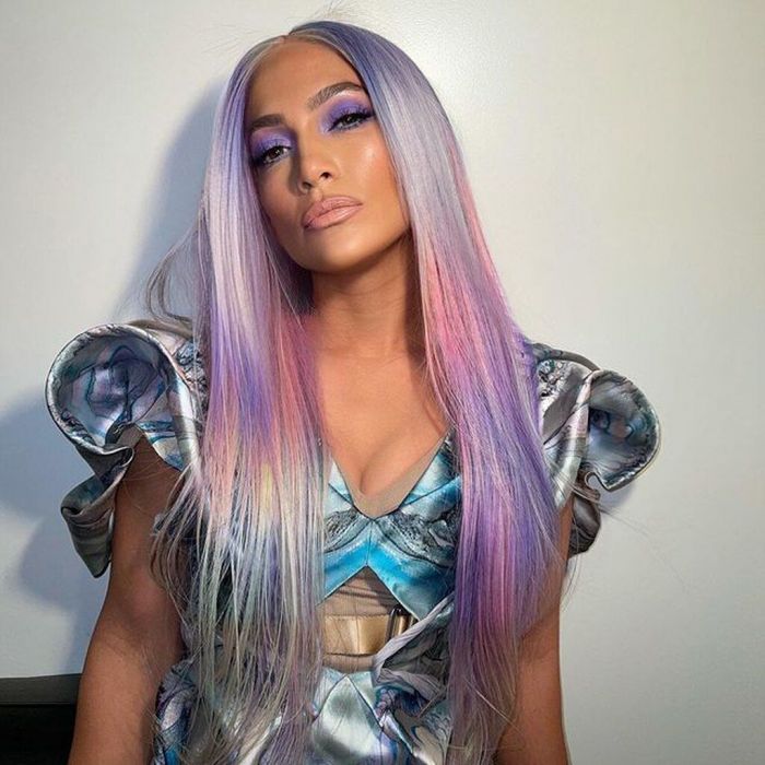 Με mermaid purple extensions και μακιγιάζ στα ίδια χρώματα, Δεκέμβριος 2020