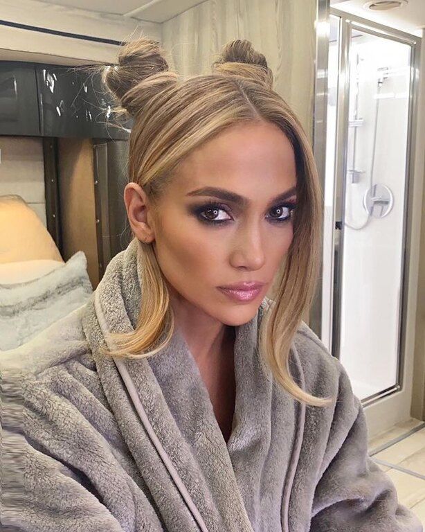 Με space buns, ελεύθερες τούφες δεξιά και αριστερά στο πρόσωπο και μακιγιάζ σε ροζ-μοβ τόνους, Νοέμβριος 2020
