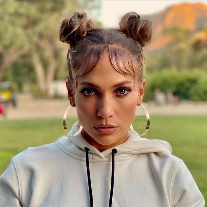 Σαν άλλη μαθήτρια με space buns, eyeliner, πολλή μάσκαρα και nude χείλη, Ιούλιος 2020