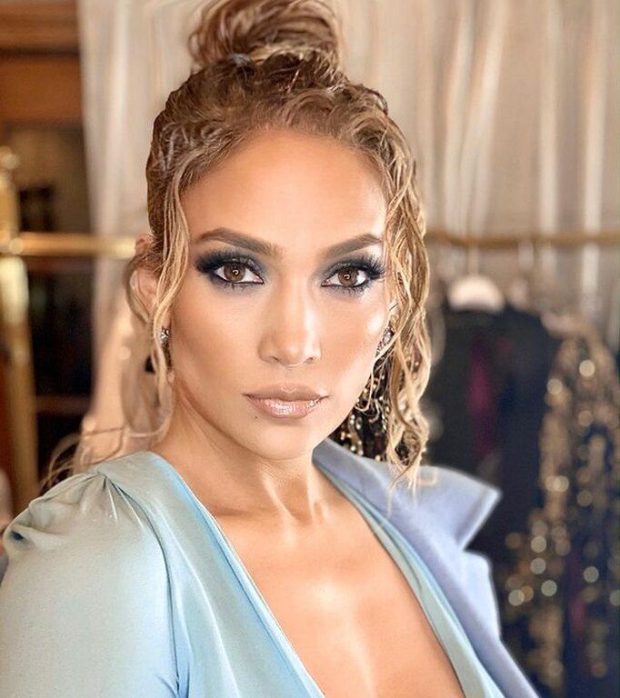 Με wet look, ψηλό κότσο και smoky eyes, Ιανουάριος 2020