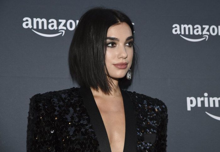 Dua Lipa: Ποιος είπε ότι το καρέ κούρεμα πρέπει να είναι όλο σε ένα μήκος; Αν θες να κάνεις πιο ενδιαφέρον το bob haircut σου, επίλεξε το ασύμμετρο φιλάρισμα και πειραματίσου με το μήκος.
