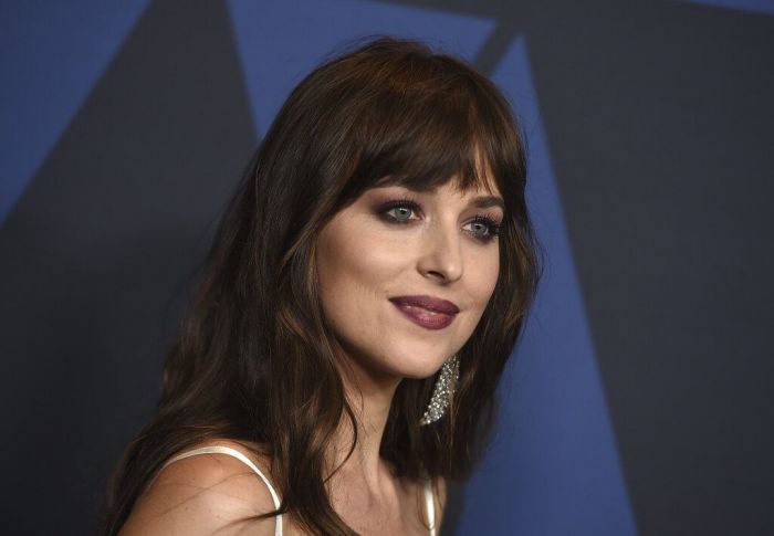 Dakota Johnson: Οι αφέλειες που πέφτουν ανάλαφρες και μακραίνουν δεξιά και αριστερά σχηματίζοντας το frame του προσώπου ταιριάζουν πραγματικά σε όλες.