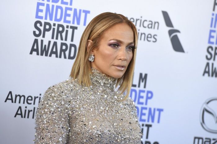 Jennifer Lopez: Εδώ έχουμε πιο μακριά μαλλιά μπροστά και πιο κοντά μαλλιά στο πίσω μέρος.