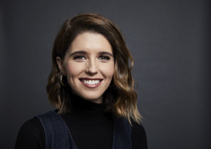 Katherine Schwarzenegger: Τα layers σε αυτό το καρέ κούρεμα δίνουν κίνηση και όγκο. Η έντονη χωρίστρα στο πλάι δημιουργεί μια έξυπνη ασυμμετρία.