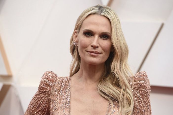Molly Sims: Εδώ δεν έχουμε layers σε όλα τα μαλλιά. Το φιλάρισμα περιορίζεται κατά μήκος του λαιμού και στις άκρες.
