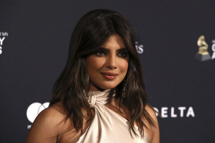 Priyanka Chopra: Για να πετύχεις αυτό το χτένισμα χρησιμοποίησε στρογγυλή βούρτσα, τύλιξε τα μαλλιά σου μέχρι τη ρίζα και έτσι θα προσθέσεις όγκο που θα τονίσει την περιοχή του πηγουνιού.