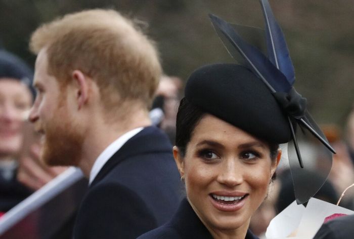 Από την πλευρά της η Meghan, δηλώνει ενοχλημένη και αηδιασμένη από τις δηλώσεις της αδερφής της, αλλά δεν σκοπεύει να έχει καμία δημόσια αντίδραση σε ό, τι έχει να κάνει με το βιβλίο.