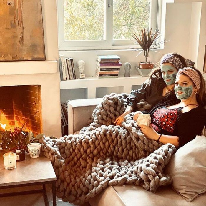 Αγαπά το να δημιουργεί cosy γωνίες πλάι στο τζάκι με κουβέρτες και κεριά