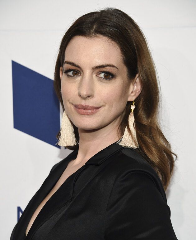 Στα τέλη του 2017 η Anne Hathaway με κυματιστά μαλλιά μεσαίου μήκους.