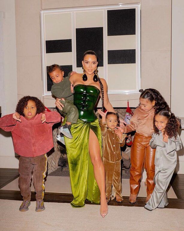 Bλέπουμε πλέον κυρίως την Kim με τα παιδιά.