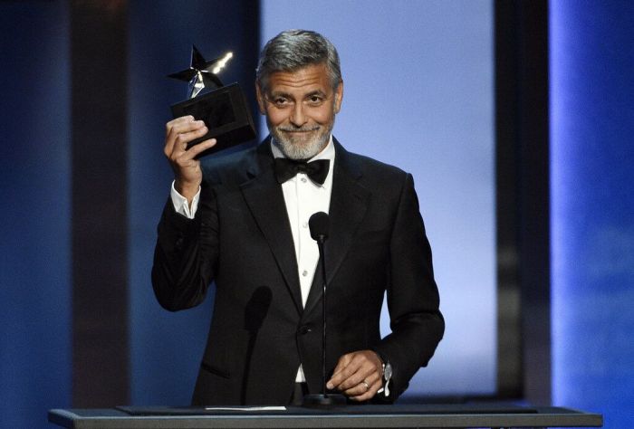 O George Clooney λοιπόν παραδέχτηκε χωρίς φόβο αλλά με πολύ πάθος: "Τους τελευταίους 9 μήνες πλένω κυρίως πιάτα και αλλάζω πάνες. Μην ξεχνάτε ότι έχω και δίδυμα τριών ετών", είπε γελώντας ο star.