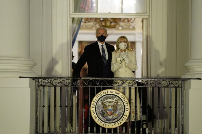 Η Jill Biden με εκρού outfit.