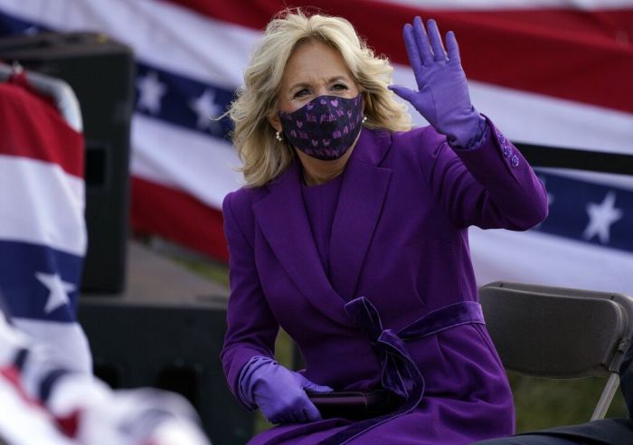 Η Jill Biden, σύζυγος του νέου Προέδρου των ΗΠΑ, με μοβ outfit.