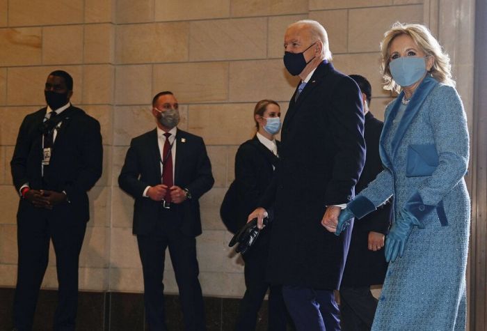 Η Jill Biden με γαλάζιο σύνολο.
