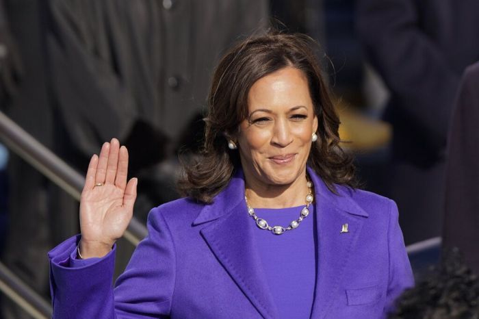 Και η νέα αντιπρόεδρος των ΗΠΑ, Kamala Harris, με μοβ σύνολο.