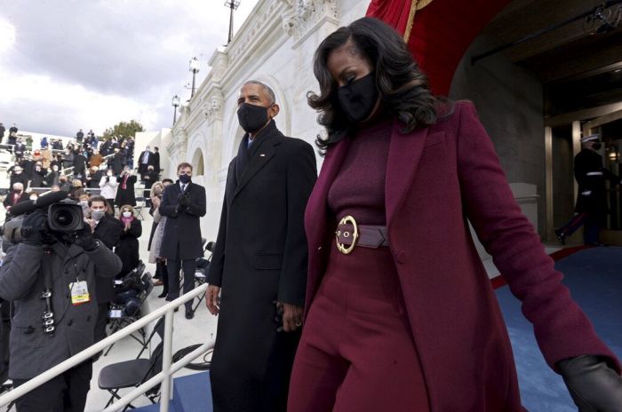Η Michelle Obama με μπορντό σύνολο.