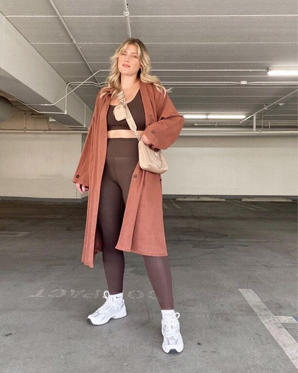 Ενα μακρύ παλτό:
Πάρε οποιοδήποτε outfit με κολάν και αναβάθμισε το με την προσθήκη ενός κομψού, maxi παλτό. @raeannlangas