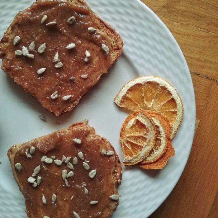 Στον λογαριασμό ath.iero στο Instagram, βρήκαμε και αυτή την εκδοχή:
Θα χρειαστείς: -16 περίπου χουρμάδες (αν είναι σκληροί μούλιασέ τους για κανένα εικοσάλεπτο) - & αν έχουν αφαίρεσε τον πυρήνα τους. -μια κ.σ. ροζ αλάτι Ιμαλαΐων -¾ του φλιτζανιού νερό -