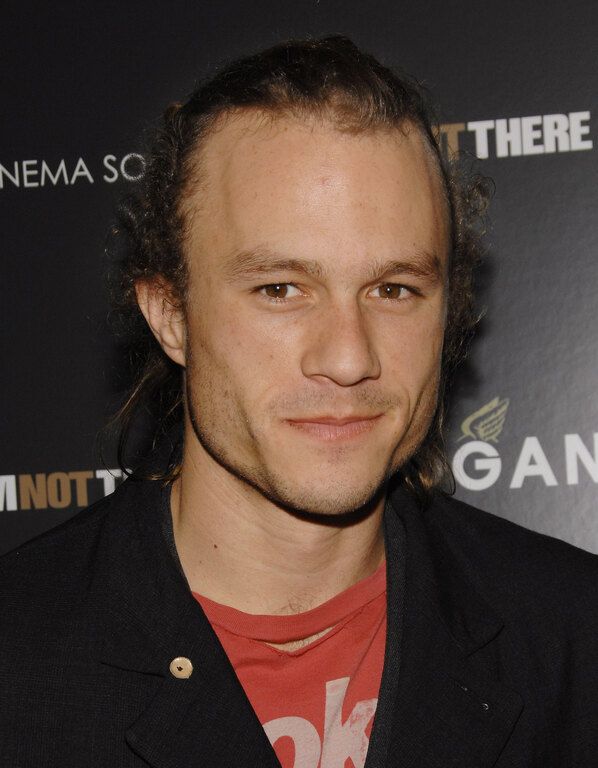 Στις 22 Ιανουαρίου 2008, ο Heath Ledger παθαίνει στα 28 του χρόνια από ένα μείγμα αλκοόλ και χαπιών.