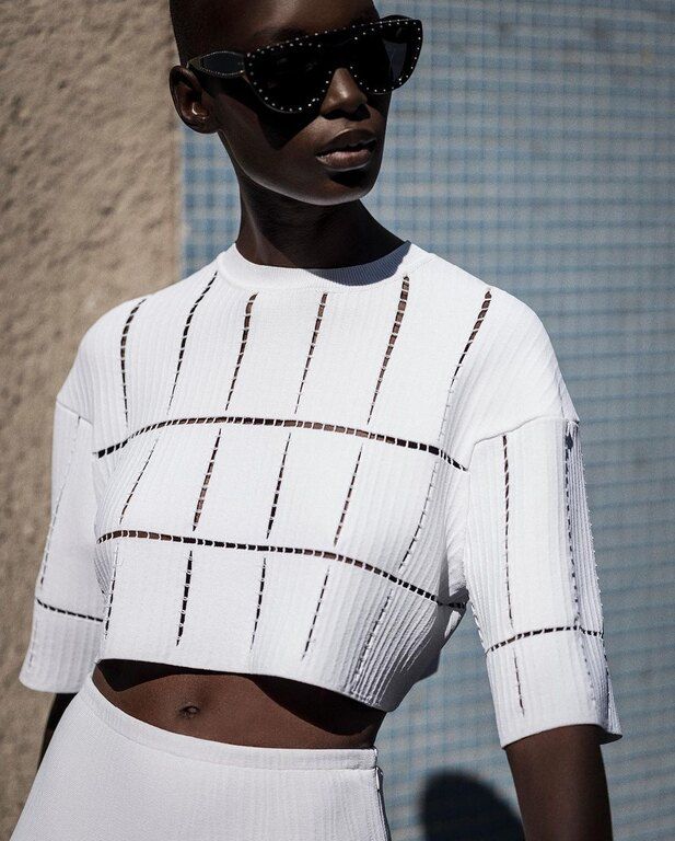 Studded Frames:
Τα studded frames είναι το πιο hot eyewear trend σήμερα. Αν είσαι αρκετά θαρραλέα για να τα δοκιμάσεις, όλα τα βλέμματα θα είναι πάνω σου φέτος το καλοκαίρι. @maisonalaia
