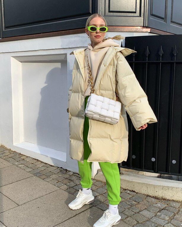 Έντονες Αποχρώσεις:
Τα neon γυαλιά ηλίου είναι trendy εδώ και αρκετό καιρό, αλλά φέτος πιστεύουμε πως θα τα δούμε πολύ περισσότερο. @leoniehanne