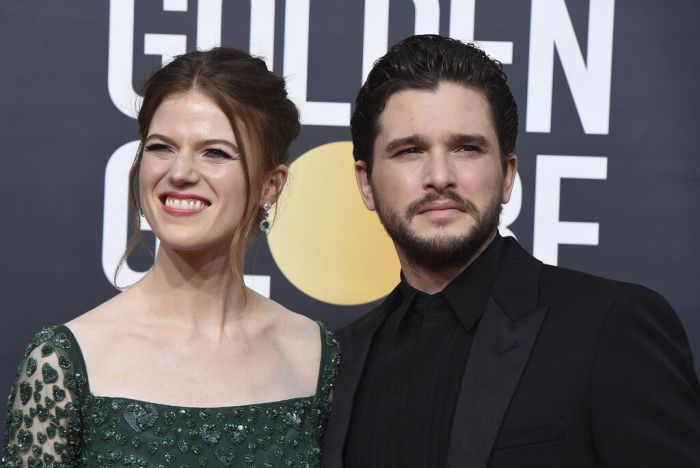 Είναι η πρώτη φορά που βλέπουμε τον Kit, κατά GoT Jon Snow, τόσο ευτυχισμένο, ειδικά μετά την μαύρη περίοδο που πέρασε μετά το τέλος της θρυλικής σειράς που τον έκανε γνωστό και την κατάθλιψη που τον είχε οδηγήσει σε κλινική αποτοξίνωσης.