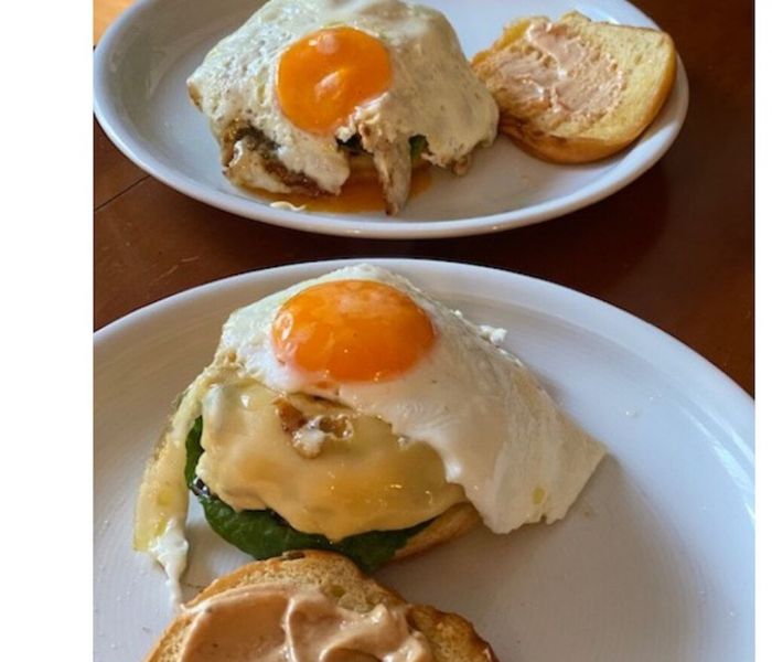 Συνταγή για το πιο λαχταριστό Cheese Burger με αυγό