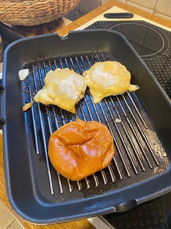 Συνταγή για το πιο λαχταριστό Cheese Burger με αυγό