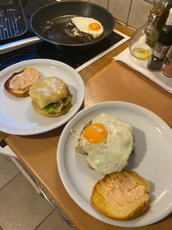 Συνταγή για το πιο λαχταριστό Cheese Burger με αυγό