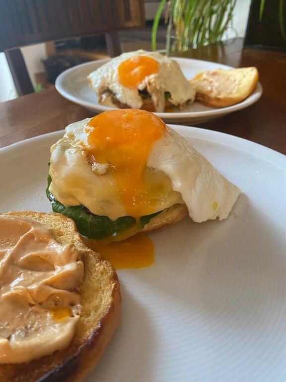 Συνταγή για το πιο λαχταριστό Cheese Burger με αυγό