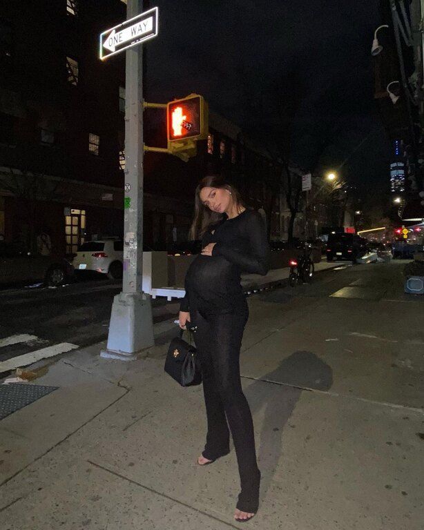 Aτρόμητη: H Εmily Ratajkowski στην πρώτη της έξοδο, μία εβδομάδα μετά τη γέννα (photos)