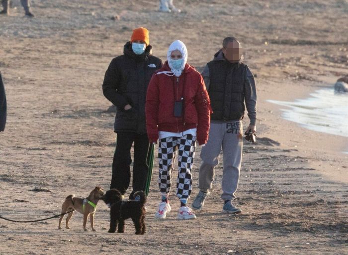 Η αλήθεια είναι ότι εκ πρώτης όψεως δεν μπορούμε να καταλάβουμε ποιοι είναι οι δύο πολύ διάσημοι άνθρωποι που βλέπουμε μπροστά μας.